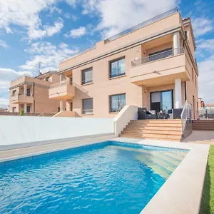 https://salou-villa-private-pool-jacuzzi.top-hotels-tarragona.com